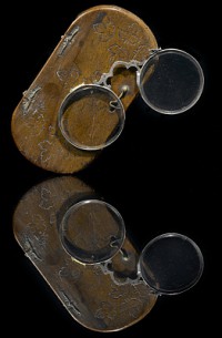 Knijpbril met houten brillendoos van Ds. Arnoldus Geesteranus